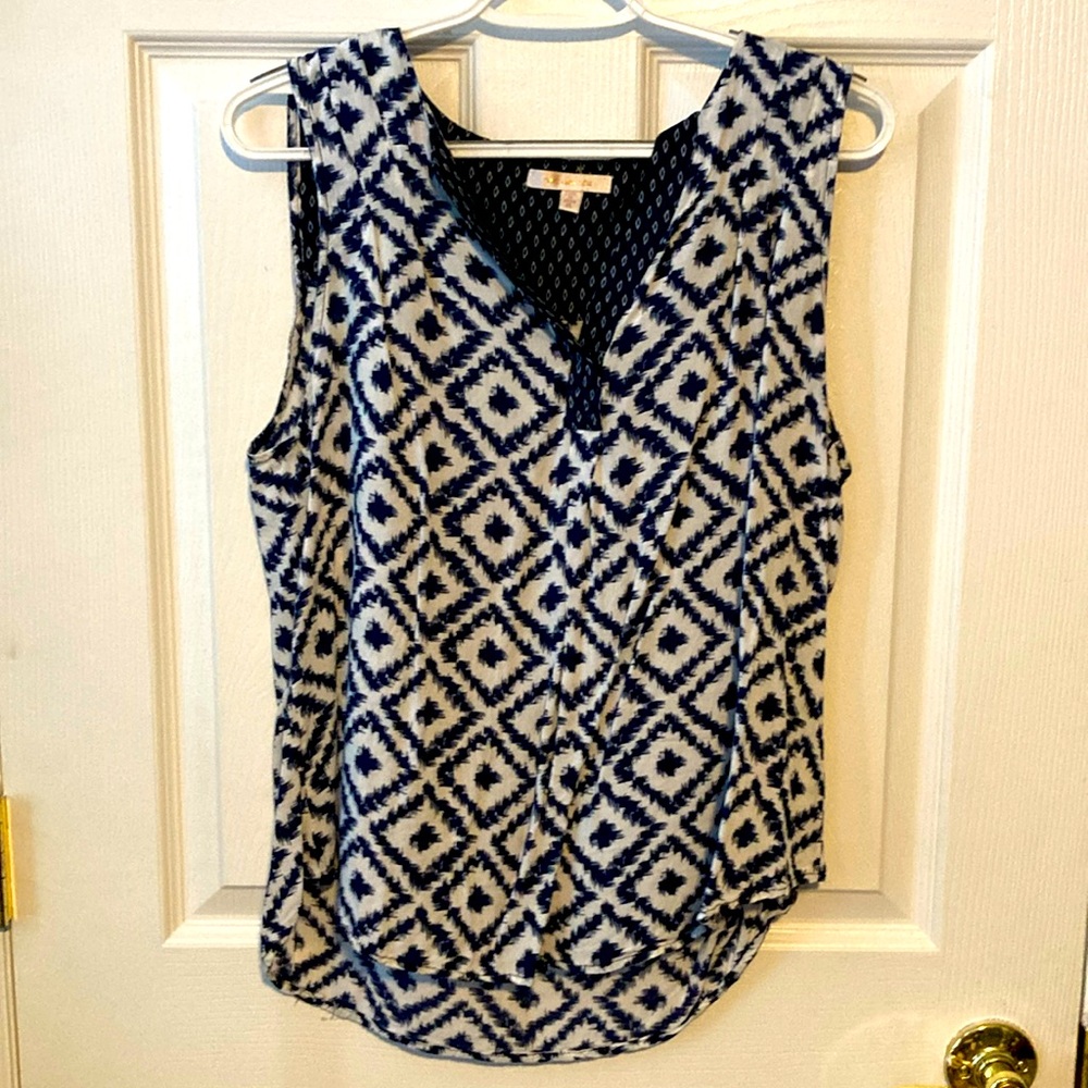 Skies are Blue XL top in Navy and white. No damages.